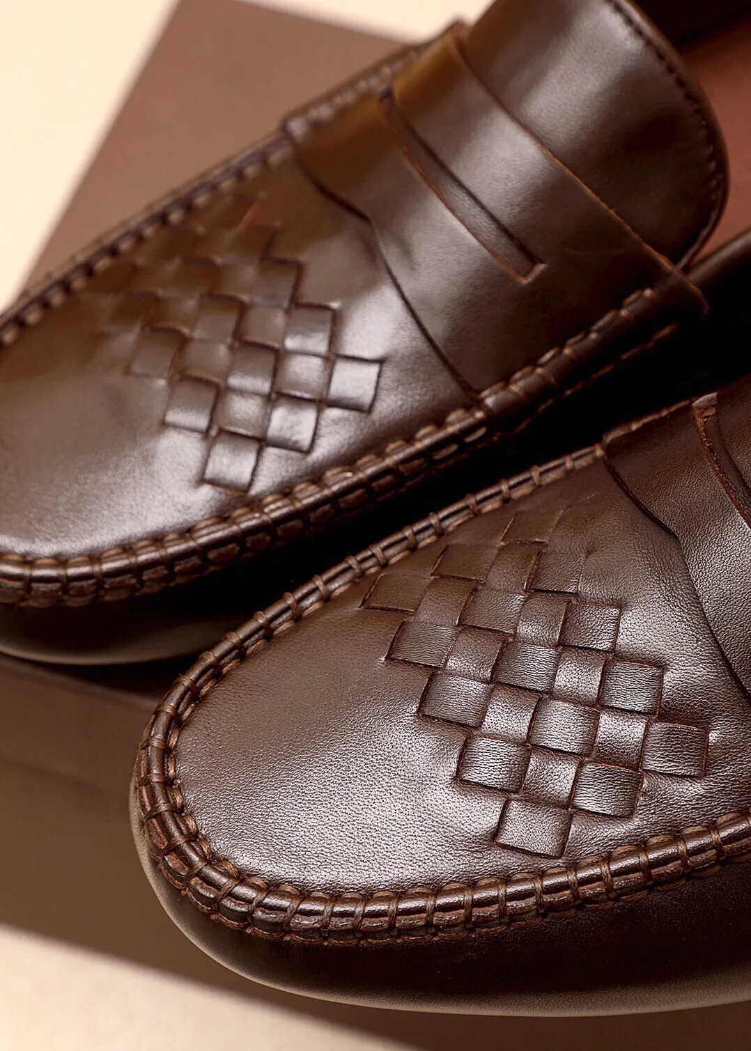 Men's shoes 💰: 500 💰💐 BV men's slip-on shoes® [BOTTEGA VENETA] official website counter new model, one-to-one mold opening ⚠Italian calfskin ➕embossed ➕cow 🐂 leather lining. Driving slip-ons, available at counters, sizes 38～44 (45🉑️customized)